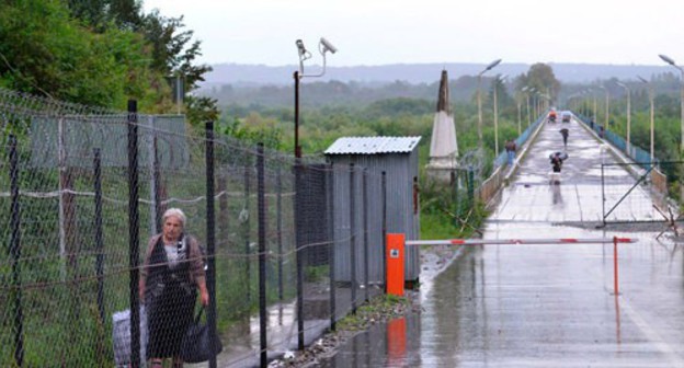 "Ingur" border checkpoint between Georgia and Abkhazia. Photo: Voice of America   https://ru.wikinews.org/wiki/В_Абхазии_планируют_ограничить_право_свободного_передвижения_для_этнических_грузин#/media/Файл:Russian_military_post_at_the_administrative_boundary_line_of_Abkhazia,_2016.jpg