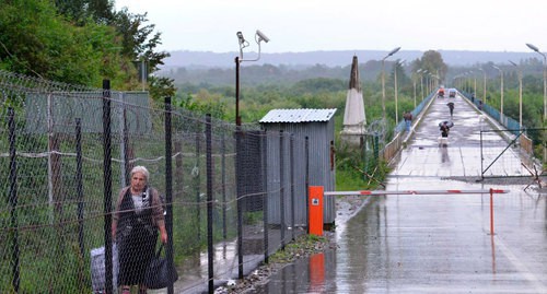 "Ingur" border checkpoint between Georgia and Abkhazia. Photo: Voice of America   https://ru.wikinews.org/wiki/В_Абхазии_планируют_ограничить_право_свободного_передвижения_для_этнических_грузин#/media/Файл:Russian_military_post_at_the_administrative_boundary_line_of_Abkhazia,_2016.jpg