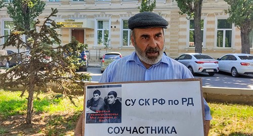 Murtazali Gasanguseinov holds solo picket. Photo by Ilyas Kapiev for the Caucasian Knot