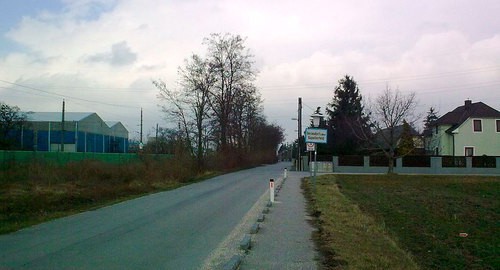 A street of Gerasdorf. Photo: https://commons.wikimedia.org/wiki/Category:Gerasdorf_bei_Wien#/media/File:Wien-Süßenbrunn_-_Gerasdorf_-_panoramio.jpg