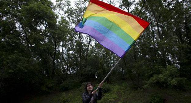 The LGBT flag. Photo Sputnik / Ilya Pitalev https://ru.armeniasputnik.am/society/20180805/13674112/azhiotazh-v-otstalom-shurnuhe-shakali-golosa-geev-i-pozvolitelnaya-norma-poboev.html