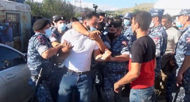 Police detain an activist. Screenshot from the Caucasian Knot video: https://www.youtube.com/watch?v=6j0Uh0opW58&feature=youtu.be