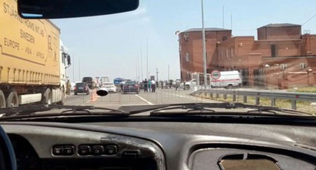 Checkpoint on the Chechen-Ingush border. Photo by Umar Yovloi for the Caucasian Knot