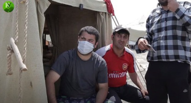 A resident of the tent camp in Kullar. Screenshot of the video by the "Caucasian Knot"