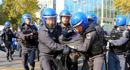 The police detains an activist. Photo by Aziz Karimov for the "Caucasian Knot"