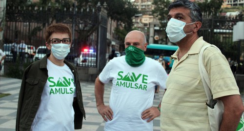 Participants of flash mob 'Walk with children in the Parliamentary Square' in Yerevan. Photo by Tigran Petrosyan for the Caucasian Knot