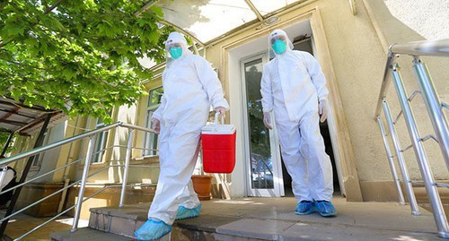 Health workers in protective suits. Photo by Aziz Karimov for the "Caucasian Knot"