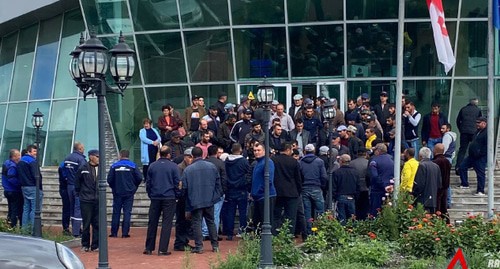 Residents of the Georgian village of Toriya gathered at the protest action near the police station on August 24, 2020. Photo by NGO Ниноцминдское общинное радио http://nor.ge/?p=152656