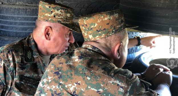 Monitor compliance on the part of the 5th fighting connections of a military unit N in combat positions of Armenia. Photo by the press service of the Armenian Ministry of Defence