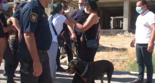 An action of zoo activists in Baku. Photo: https://www.amerikaninsesi.org/a/heyvan-müdafiəçilərinin-aksiyasının-qarşısı-alınıb-/5560160.html