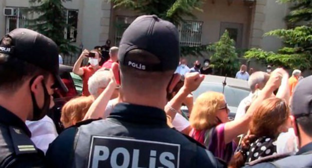 Participants of a spontaneous rally in support of Tofig Yagublu held in Baku on September 3, 2020. Screenshot of the video by the "Caucasian Knot" https://www.youtube.com/watch?v=PM_Qf7UCckg&amp;feature=emb_logo 