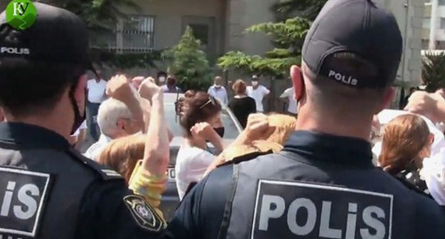 Police officers at a rally in support of Tofig Yagublu. Screenshot of the video by the "Caucasian Knot" https://www.youtube.com/watch?v=PM_Qf7UCckg&amp;feature=emb_logo