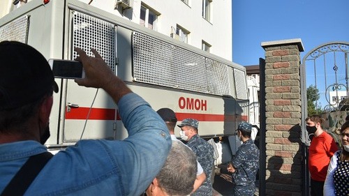 OMON vehicle driving into the courtyard. Photo by Konstantin Volgin for the Caucasian Knot