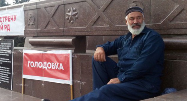 Bektemir Salikhov, a Kumyk activist, announced an endless hunger strike, demanding a meeting with the head of Dagestan, September 18, 2020. Photo by Rasul Magomedov for the Caucasian Knot