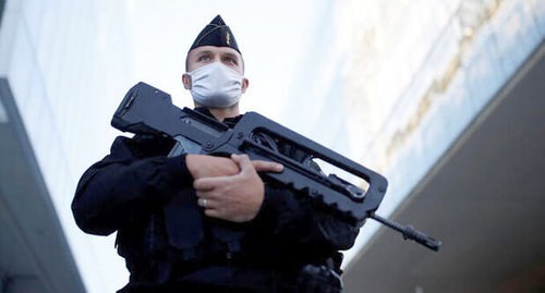 Policeman in a protective mask, Paris, France, September 2, 2020. Photo: REUTERS/Christian Hartmann