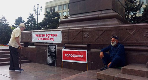 Bektemir Salikhov, a Kumyk activist, announced an endless hunger strike, demanding a meeting with the head of Dagestan, September 18, 2020. Photo by Rasul Magomedov for the Caucasian Knot