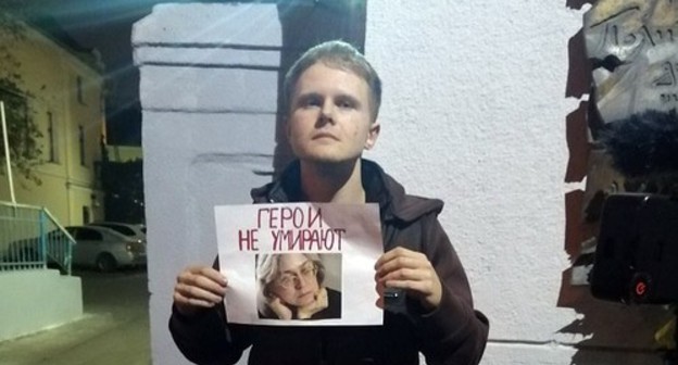 A participant of the action in memory of of Anna Politkovskaya held in Moscow. Photo by Semyon Charny for the "Caucasian Knot"