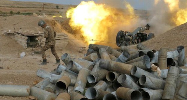 An Armenian soldier using artillery, October 5, 2020. Photo by the press service of the Ministry of Defence of Armenia / PAN Photo / REUTERS