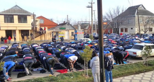 Believers praying in the street, February 1, 2016. Screenshot: https://www.youtube.com/watch?v=PYRN-CUHpAs