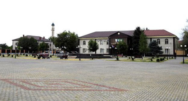 Naurskaya village. Photo: press service of the Administration of Naursky Municipal District, https://ru.wikipedia.org/wiki/Наурский_район#/media/Файл:Площадь_станицы_Наурской_на_которой_расположена_Администрация_Наурского_муниципального_района.jpg