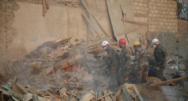 Rescuers clearing debris after shelling attack on Ganja, October 17, 2020. Photo by Aziz Karimov for the Caucasian Knot