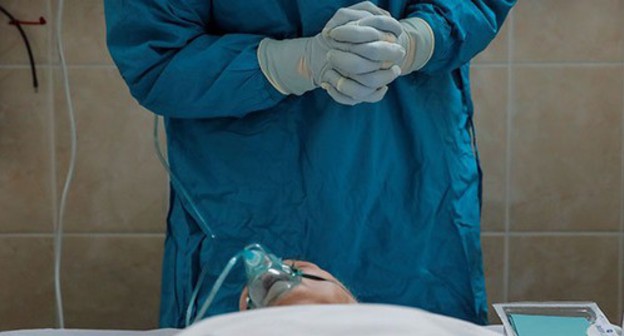 A surgeon in an operating room. Photo:  REUTERS/Maxim Shemetov