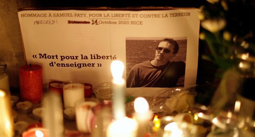 Improvised memorial where people pay tribute to Samuel Paty, the French teacher who was beheaded on the streets of the Paris suburb of Conflans-Sainte-Honorine, France, October 21, 2020. Photo: REUTERS/Eric Gaillard