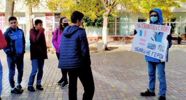 Astrakhan activists holding picket and their opponents, November 8, 2020. Photo by Alena Sadovskaya for the Caucasian Knot