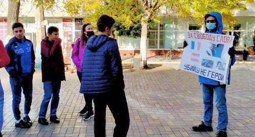 Astrakhan activists holding picket and their opponents, November 8, 2020. Photo by Alena Sadovskaya for the Caucasian Knot