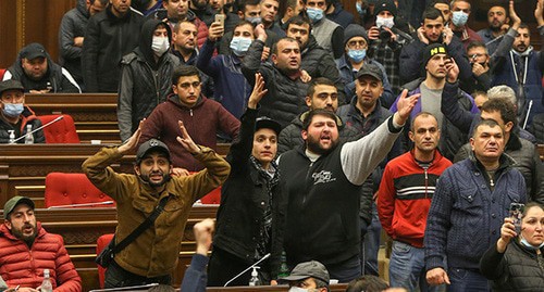 Armenians voice their protest against the agreement signed by Azerbaijan, Armenia and Russia, Yerevan, November 10, 2020. Photo: Vahram Baghdasaryan/Photolure via REUTERS