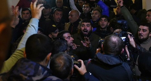 Protesters inside the Armenian Parliament. Screenshot: NEWS AM, https://www.youtube.com/watch?v=JbVFEkaXN98&feature=youtu.be