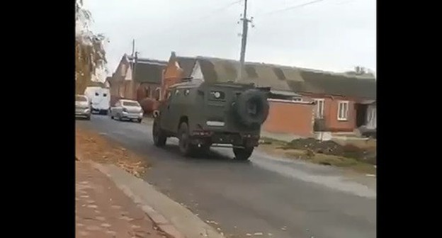 Law enforcers' vehicle at the house of Magomed-Sali Daurbekov, the former imam of Karabulak. Screenshot from the Caucasian Knot video 