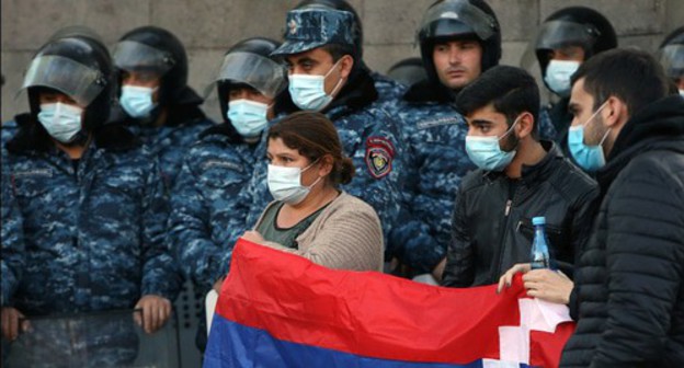 Rally participants, Yerevan, November 11, 2020. Photo: Vahram Baghdasaryan/Photolure via REUTERS