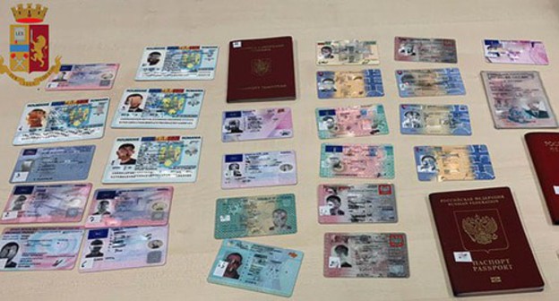 Fake IDs. Photo: official website of the Italian police, https://questure.poliziadistato.it/it/Milano/articolo/11945fad1710ab4d3904407042/