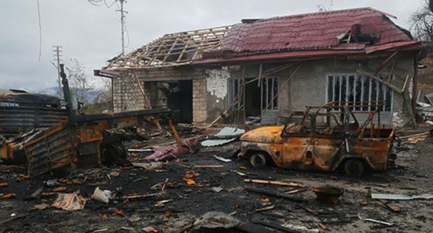 Burned out cars and damaged building in the outskirts of Shushi, Nagorno-Karabakh, November 13, 2020. Photo: REUTERS/Stringer