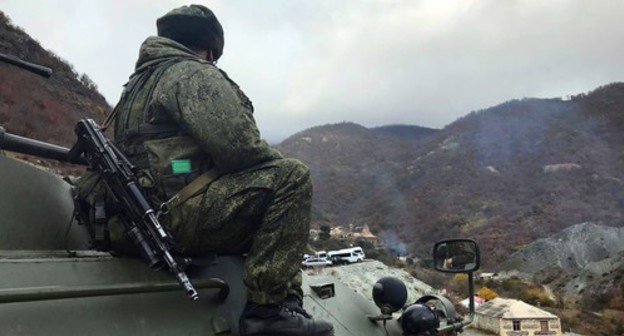 A Russian peacekeeper in the Karvachar District. Photo by Alvard Grigoryan for the "Caucasian Knot"