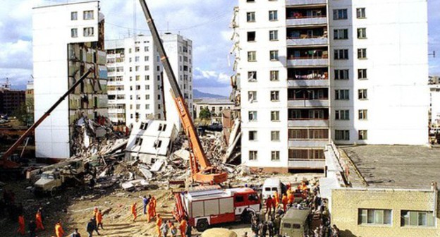 Removal of the aftermath of the explosion in Kaspiysk in 1996. Photo: https://ru.wikipedia.org/wiki/Взрыв_жилого_дома_в_Каспийске_(1996)