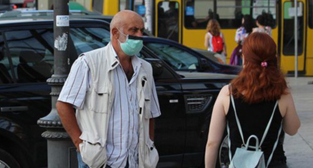 Man in a mask in a street. Photo by Inna Kukudzhanova for the Caucasian Knot 