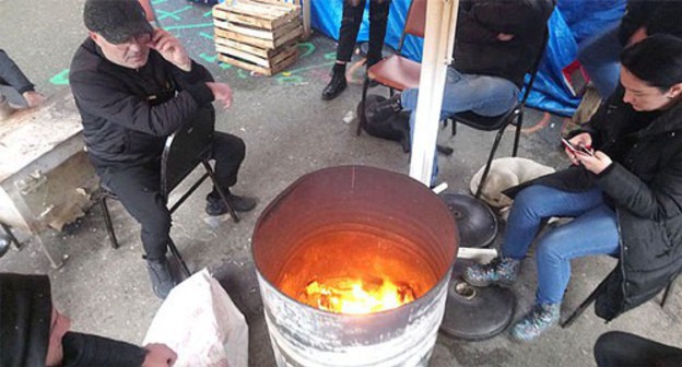 Protesters in Batumi warm themselves by the fire. November 29, 2020. Photo by Beslan Kmuzov for the "Caucasian Knot"