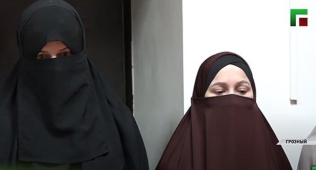 A story about the "educational conversation" of the Chechen Mufti and the girls who had worn niqabs at the police station. Screenshot of video by the "Grozny" TV Channel https://www.youtube.com/watch?v=SaHUSbalpGU