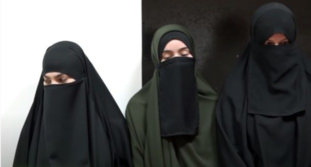 The "educational conversation" of the Chechen Mufti and the girls who had worn niqabs held at the police station. Screenshot of video by the "Grozny" TV Channel https://www.youtube.com/watch?v=SaHUSbalpGU