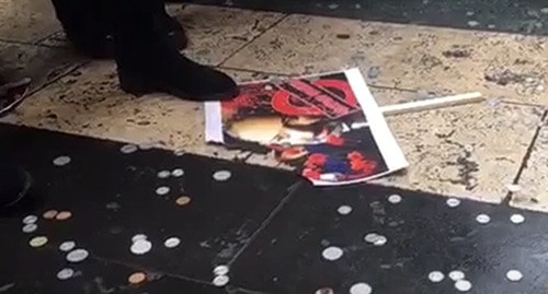 Protesters who demand resignation of Nikol Pashinyan throw coins into the street, December 10, 2020. Screenshot: Sputnik Armenia https://www.youtube.com/watch?v=HVt-CFG3I0k&feature=emb_logo