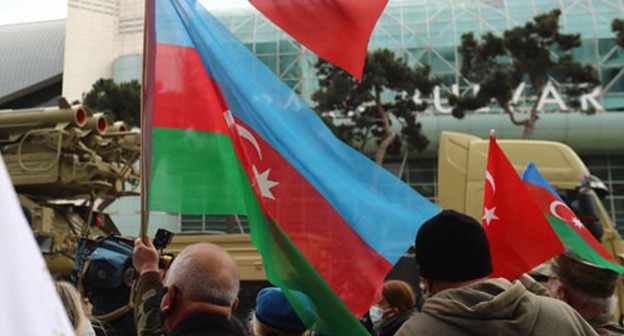 Residents of Baku hold flags of Azerbaijan and Turkey during military parade on December 10, 2020. Photo by Aziz Karimov for the Caucasian Knot