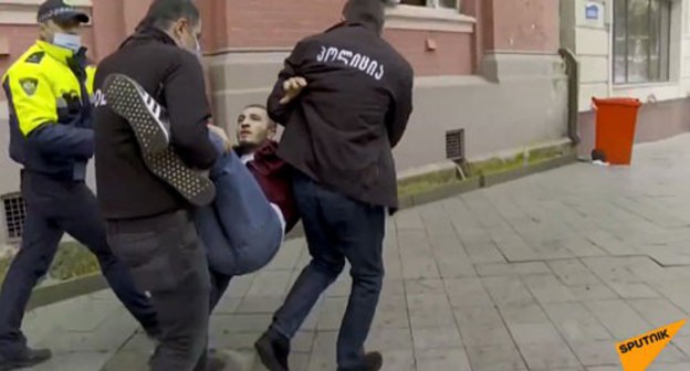 The police carry away a protester in Batumi. December 13, 2020. Screenshot of the video by the "Sputnik Грузия" https://www.youtube.com/watch?v=XW3Phkw6Mis&amp;feature=emb_title