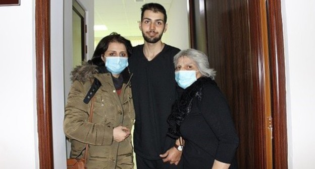 Ruslan Tumanyan with his mother and grandmother. Medical centre in Stepanakert, December 23, 2020. Photo by Alvard Grigoryan for the Caucasian Knot