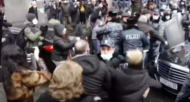 A government car hits an activist and a policeman. Screenshot: https://youtu.be/h_Me-TPVxXU