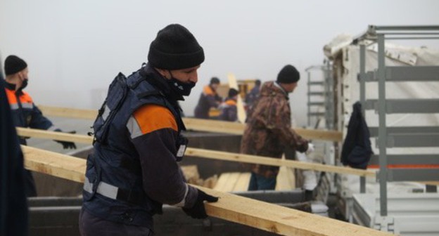 Russian peacekeepers unload humanitarian cargo. Photo by the press service of the Russian Emergencies Ministry, https://www.mchs.gov.ru/deyatelnost/press-centr/novosti/4336203#group=group-1&photo=0