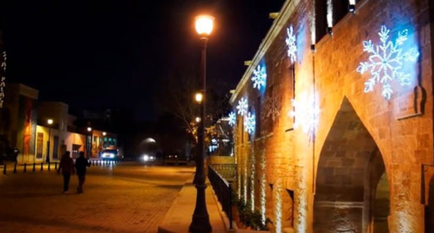 A street in Baku on December 31, 2020. Screenshot of the video by Спутник-Азербайджан https://az.sputniknews.ru/video/20201231/425842218/Novyy-god-v-usloviyakh-pandemii-atmosfera-Baku.html