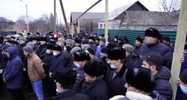 Relatives of the deceased policeman, Magomed Djabrailov, declare a blood feud. Screenshot of a video https://www.instagram.com/p/CJd1wcEK2Aa/