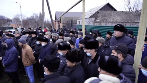 Relatives of the deceased policeman, Magomed Djabrailov, declare a blood feud. Screenshot of a video https://www.instagram.com/p/CJd1wcEK2Aa/